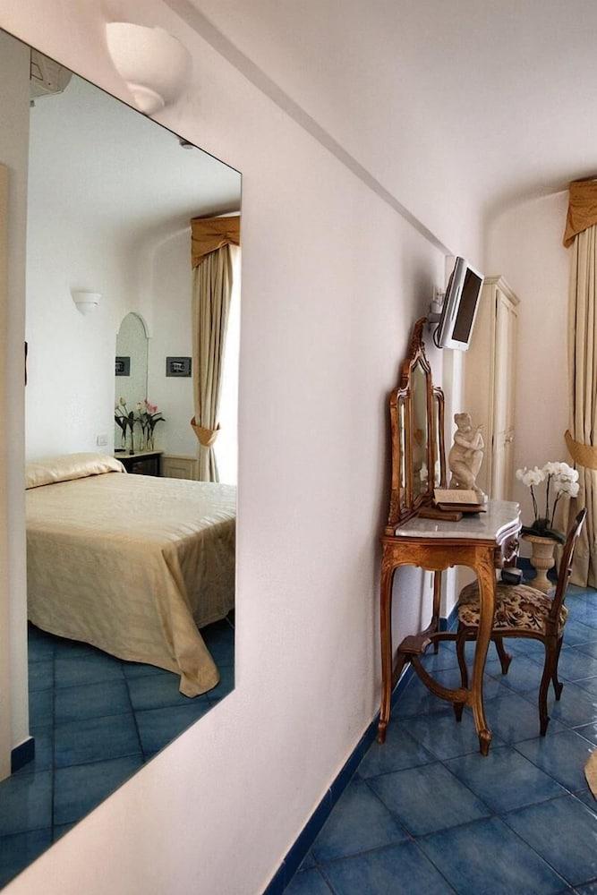 Bussola Hotel